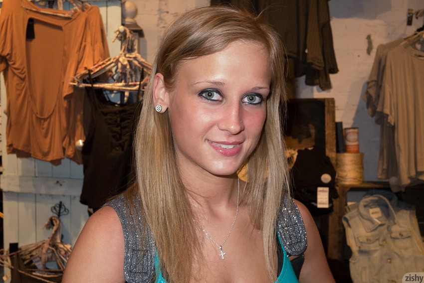 Alice Wonder In The Pool 001