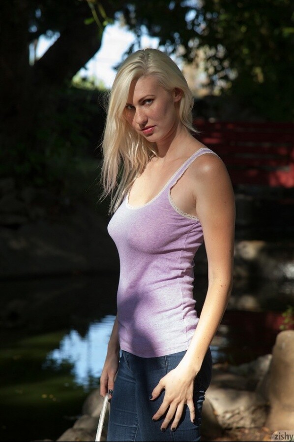 Free Photos Of Sexy Blonde Zishy Model Iris Robie 001
