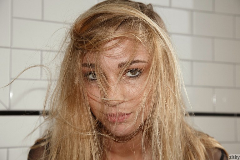 Kendra Sunderland Fully Naked In The Bathroom 002