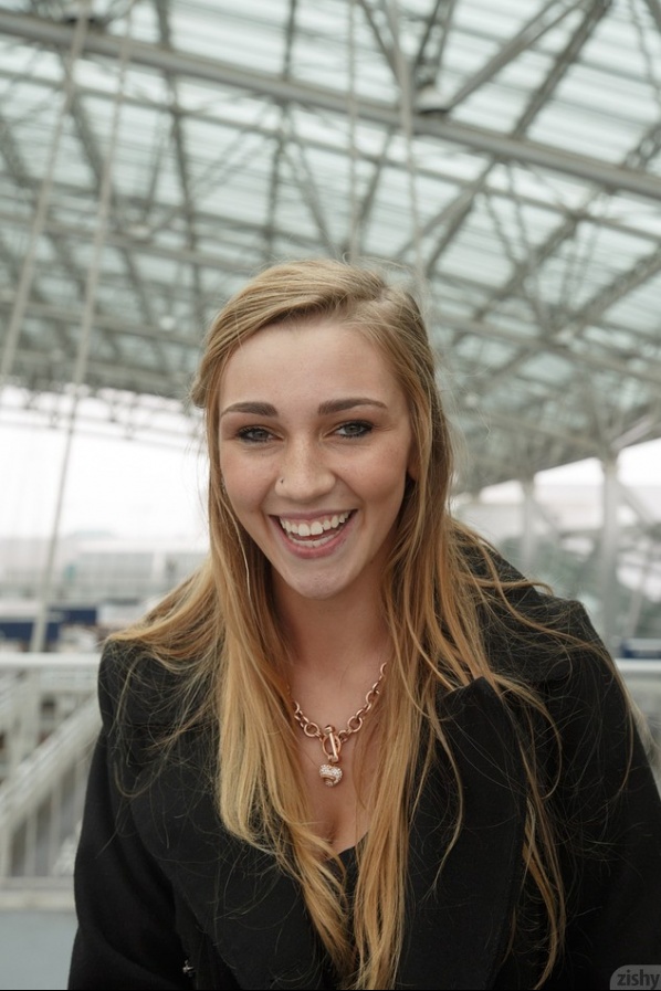 Kendra Sunderland At The Airport In Portland 001