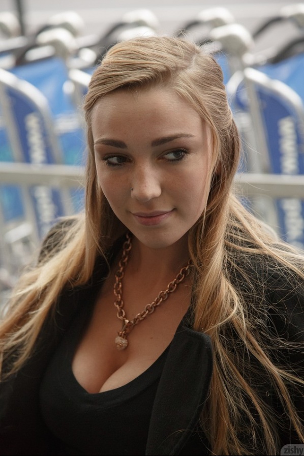 Kendra Sunderland At The Airport In Portland 002