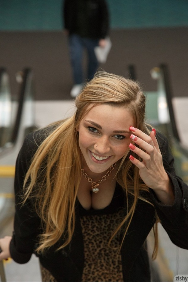 Kendra Sunderland At The Airport In Portland 004