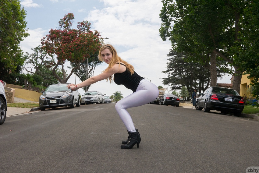 Phoebe Keller On The Street 003