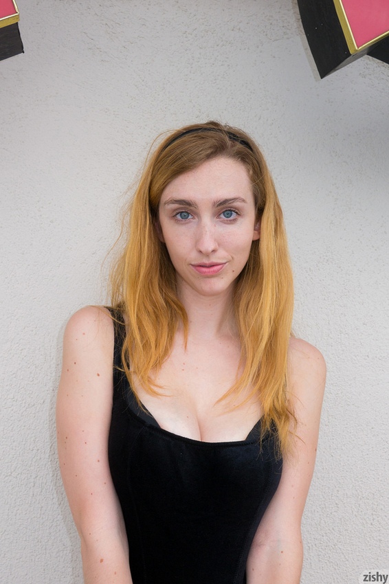 Phoebe Keller On The Street 007